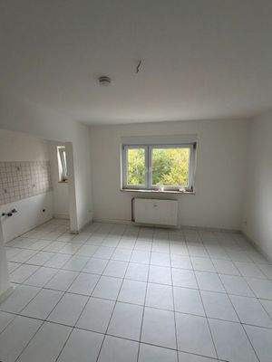 Wohnzimmer mit Fensterblick