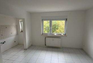 Wohnzimmer mit Fensterblick