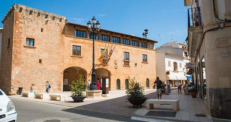 Mehrfamilienhausgrundstück für 22 Wohnungen zum Verkauf in Campos, Mallorca.