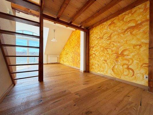 Wohn-Esszimmer: Unter der Galerieebene ist ein idealer Arbeitsplatz oder eine Leseecke