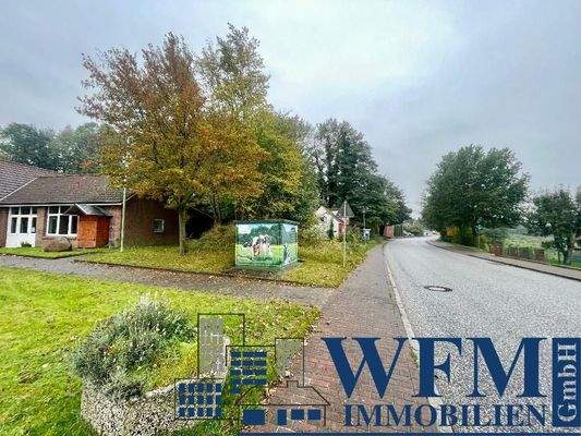 Straßenansicht mit Feuerwehrhaus