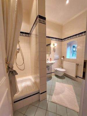 und eigenem Duschbad