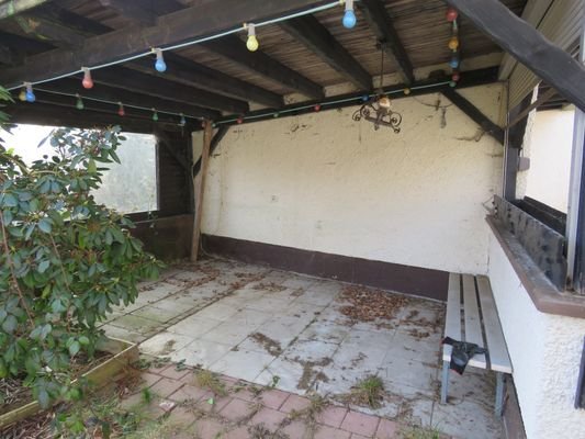 überdachte Ostterrasse am Nebengebäude  