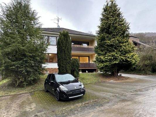 Frontansicht des Hauses …