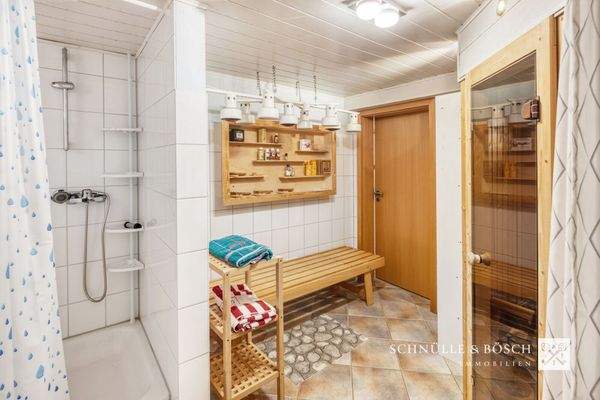 Der Saunabereich mit Dusche