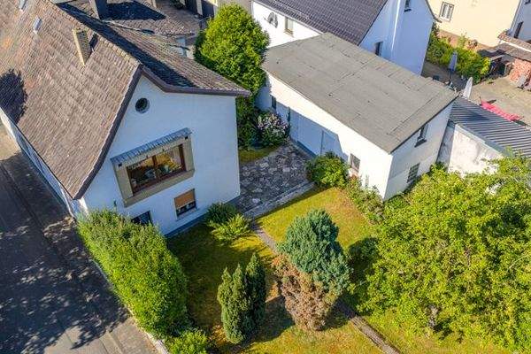 Haus und Nebengebäude