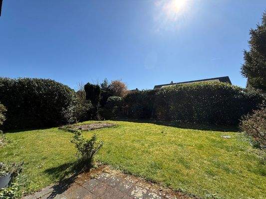 Blick von der Terrasse in den Garten