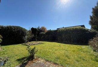 Blick von der Terrasse in den Garten