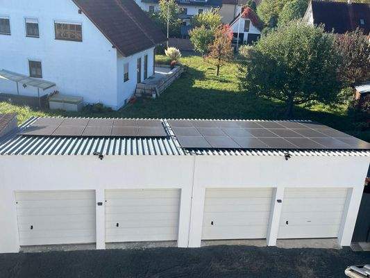 Ansicht Garage mit PV-Anlage