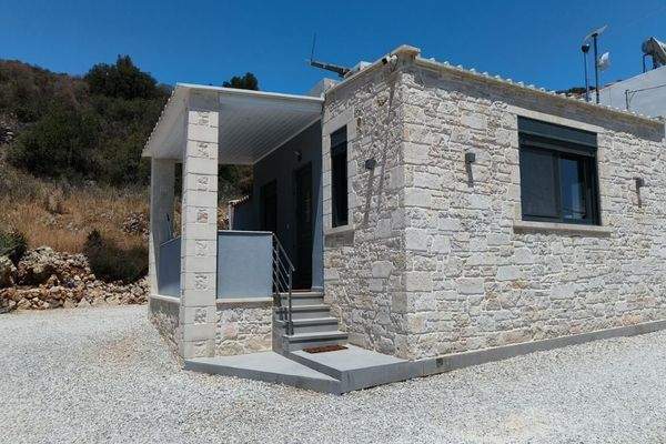 Kreta, Kalamitsi Amigdali: Charmantes kretisches Haus mit privatem Olivenhain und Bergblick zu verkaufen