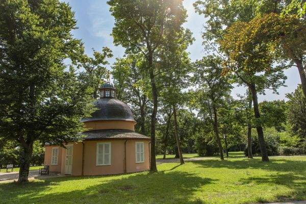Grüne Parkanlage direkt vor der Haustür - Cramer-Klett-Park mit altem Baumbestand