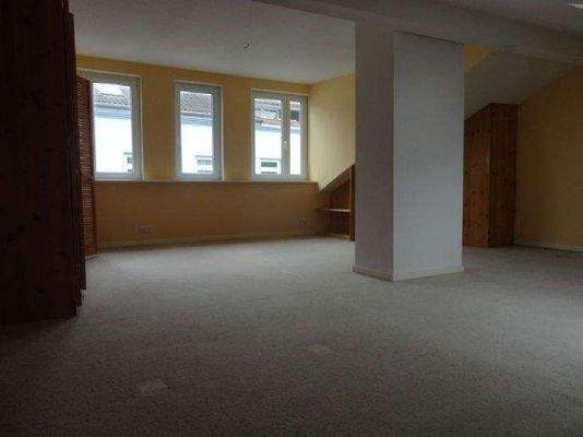 9302-grosses-Zimmer-im-DG