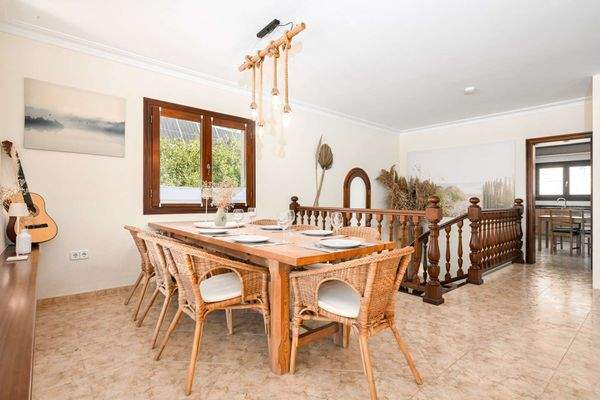 Essecke mit Zugang zur Küche.