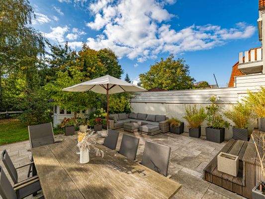 18. Die Naturstein Terrasse in Süd-West Ausrichtung..jpg