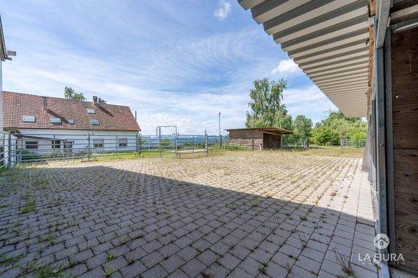 Hof mit Pferdeboxen