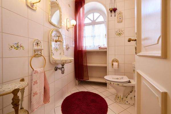 Gäste WC mit verspielten Ornamenten