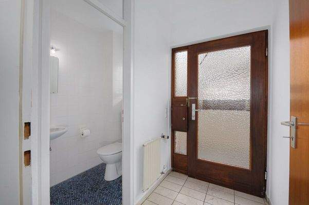 Eingangsbereich und separates WC EG