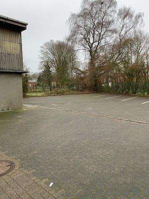 Landweg 10 Hinterhof Parkplätze (2).jpg