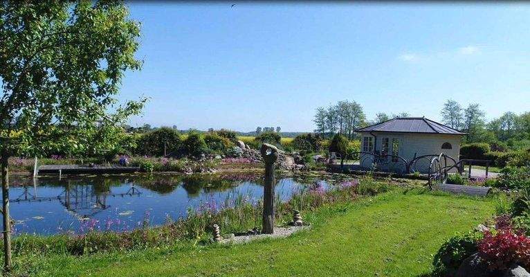 Schwimmteich mit Badehaus.jpg