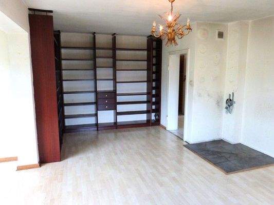 Wohnzimmer mit Bücherregal