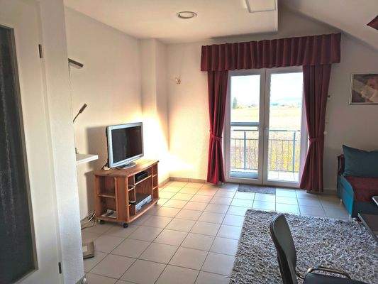 Wohnzimmer m. Blick zum Balkon.jpg