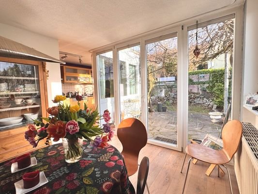 Esszimmer mit großer Fensterfront