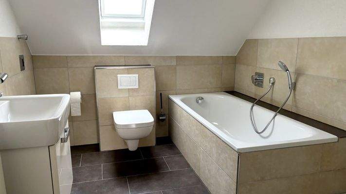 renoviertes Bad mit Dusche + Wanne