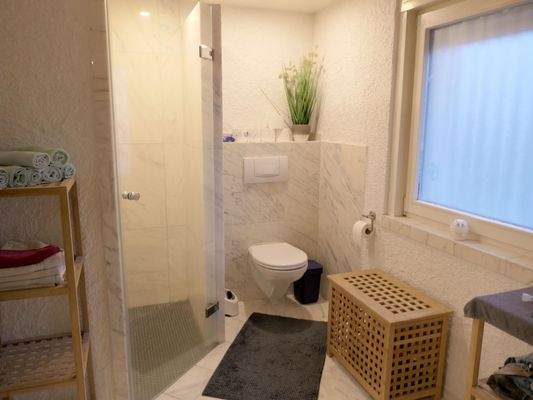 Tageslichtbad mit Dusche ...