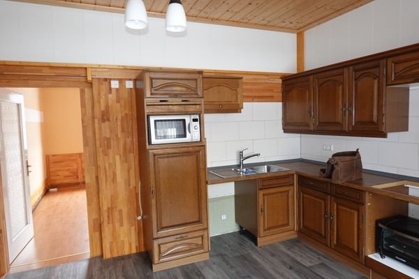 Große Küche mit Zugang zum Esszimmer