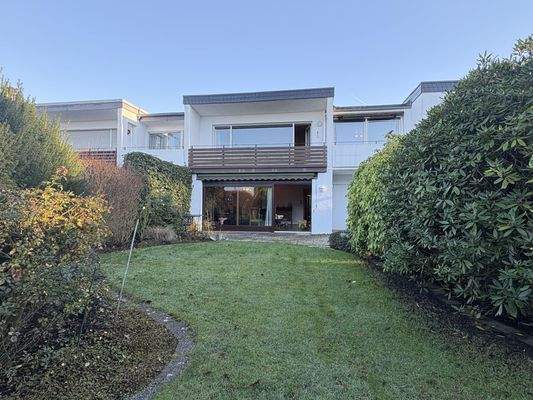 Hausansicht mit Terrasse und Garten