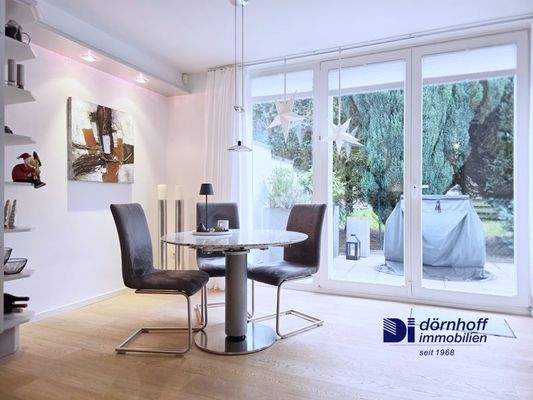 Wohnzimmer mit offener Küche