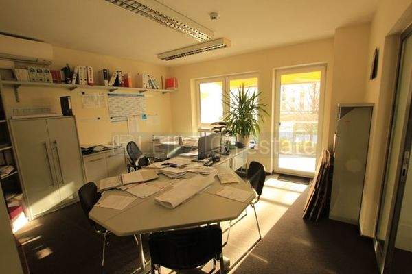 Büro 2, 18,7qm mit Balkon, zum Balkon