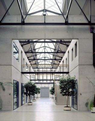 Flur und Büroeingänge