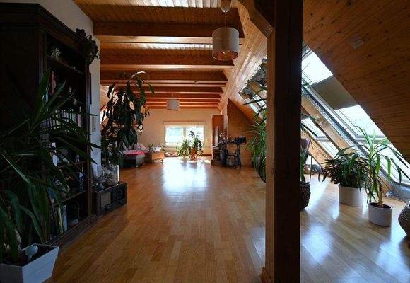 weitläufiges Wohnzimmer