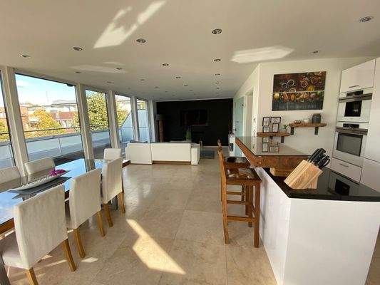 Wohnbereich mit offener Küche.jpg