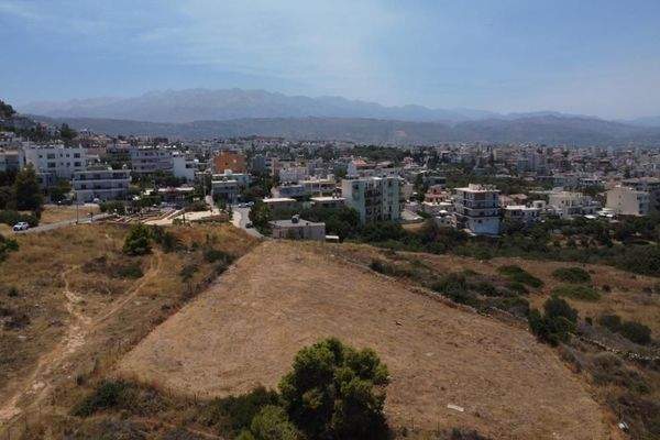 Kreta, Chania: Außergewöhnliches Grundstück mit Blick auf die Stadt und das Meer im Stadtteil Halepa zu verkaufen