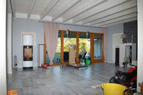 13 Wohnzimmer mit Kamin.JPG