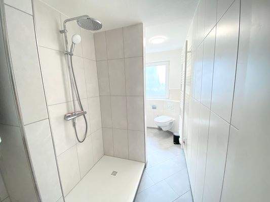 gemeinschaftliches Tageslichtbad mit Dusche & WC für Zimmer 1 - 3