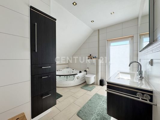 Hauptbad mit Whirpool-Badewanne ...