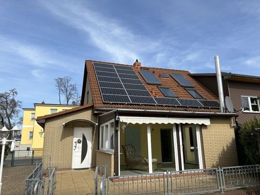 Rückansicht m. überdacht. Wintergarten + PV Anlage