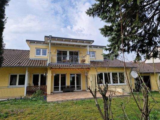 Südansicht mit Terrasse/Loggia