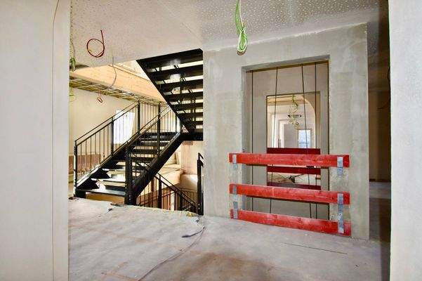 Treppenhaus mit Aufzug