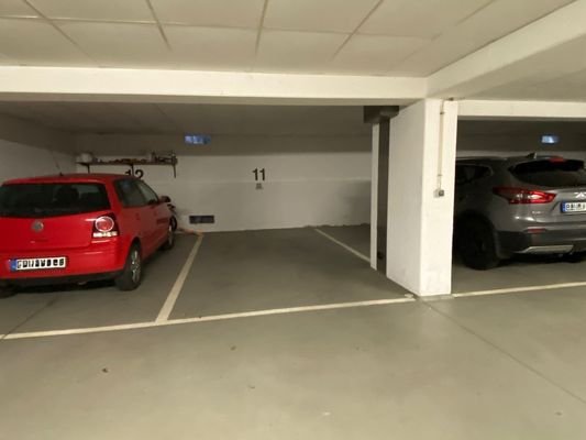 Großer Parkplatz mit Wallboxanschluss