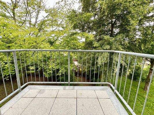 großer Balkon an der Wohnung mit Blick ins Grüne