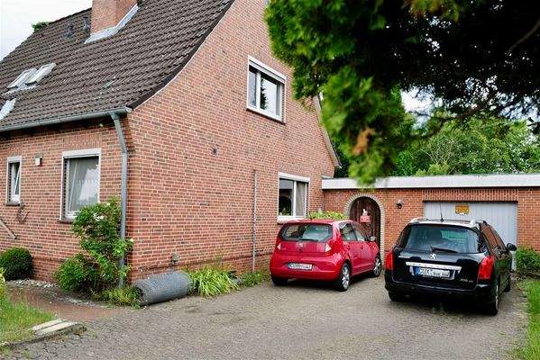 Garage und Stellplätze