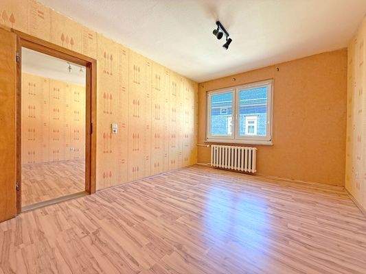 Schlafzimmer mit angrenzendem Ankleidezimmer im Obergeschoss