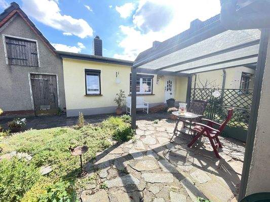 Eingangsbereich mit überdachter Terrasse