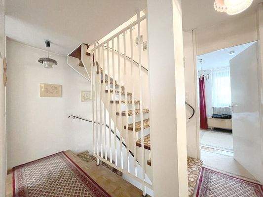 Gerade Treppe durch die Etagen