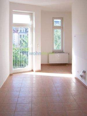 Helle Küche mit viel Platz, Tageslicht und direktem Zugang zum Balkon