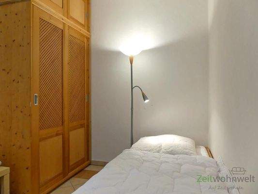 Bett und Kleiderschrank links